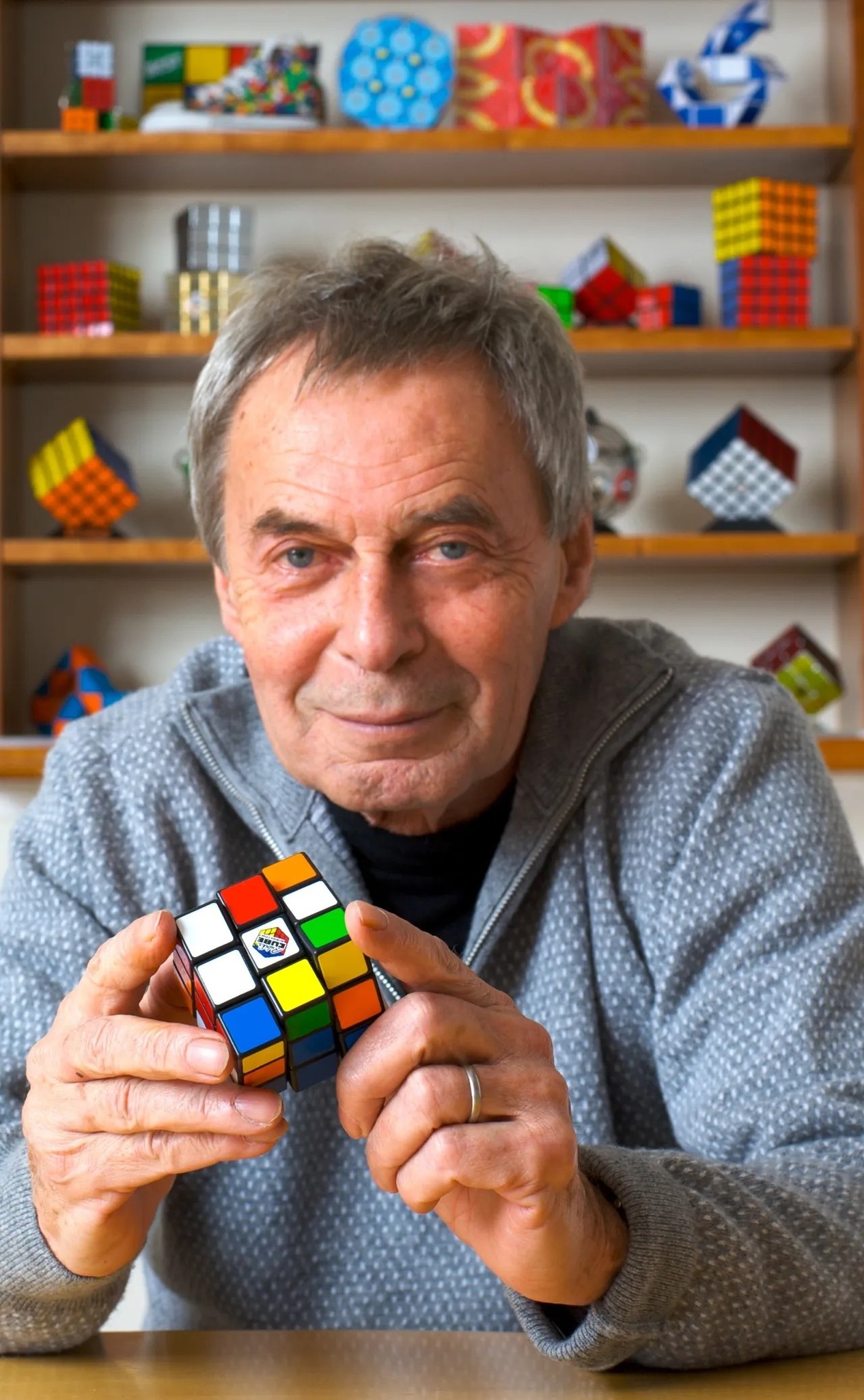 Dari Alat Pengajaran ke Fenomena Dunia